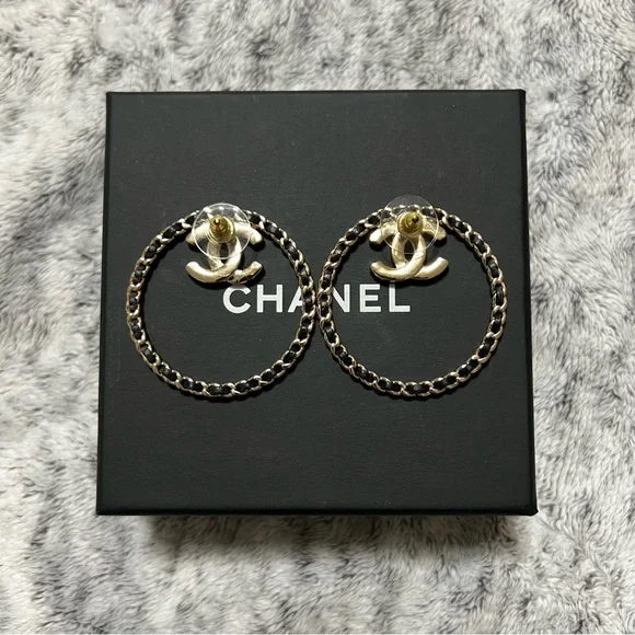 🚫SOLD🚫🌺🌸CHANEL XL CC Logo Leather Hoop Earrings in Gold Tone Hardware🌸🌺 - Picture 4 of 8
